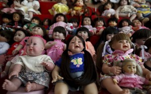 Extrañas muñecas con "poderes" son cuidadas como hijos en Tailandia