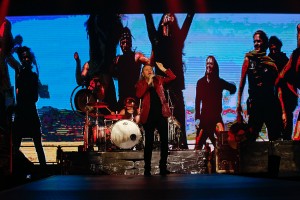 Maná llevó su cama Incendiada al Movistar Arena