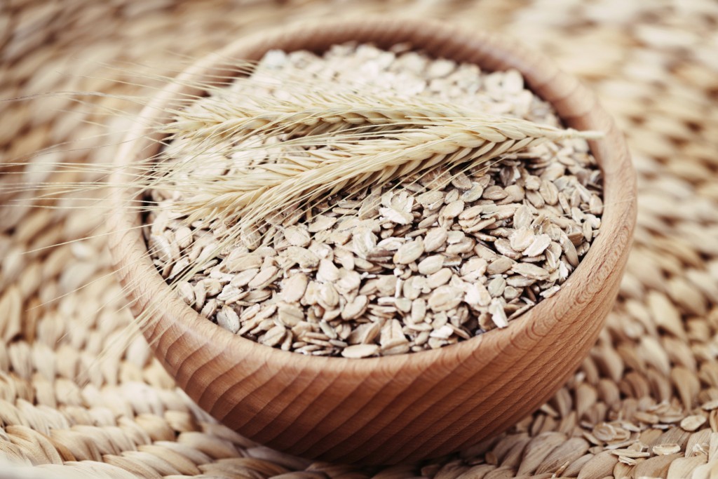 La avena es rica en fibra, ayudando a sentirnos mejor porque libera serotonina. Además, es un alimento que te da saciedad.