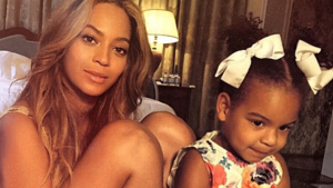 Beyoncé comparte foto de su hija jugando con maquillaje