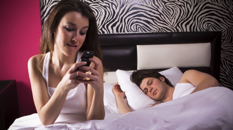 Una de cada diez mujeres espía los mensajes de su pareja