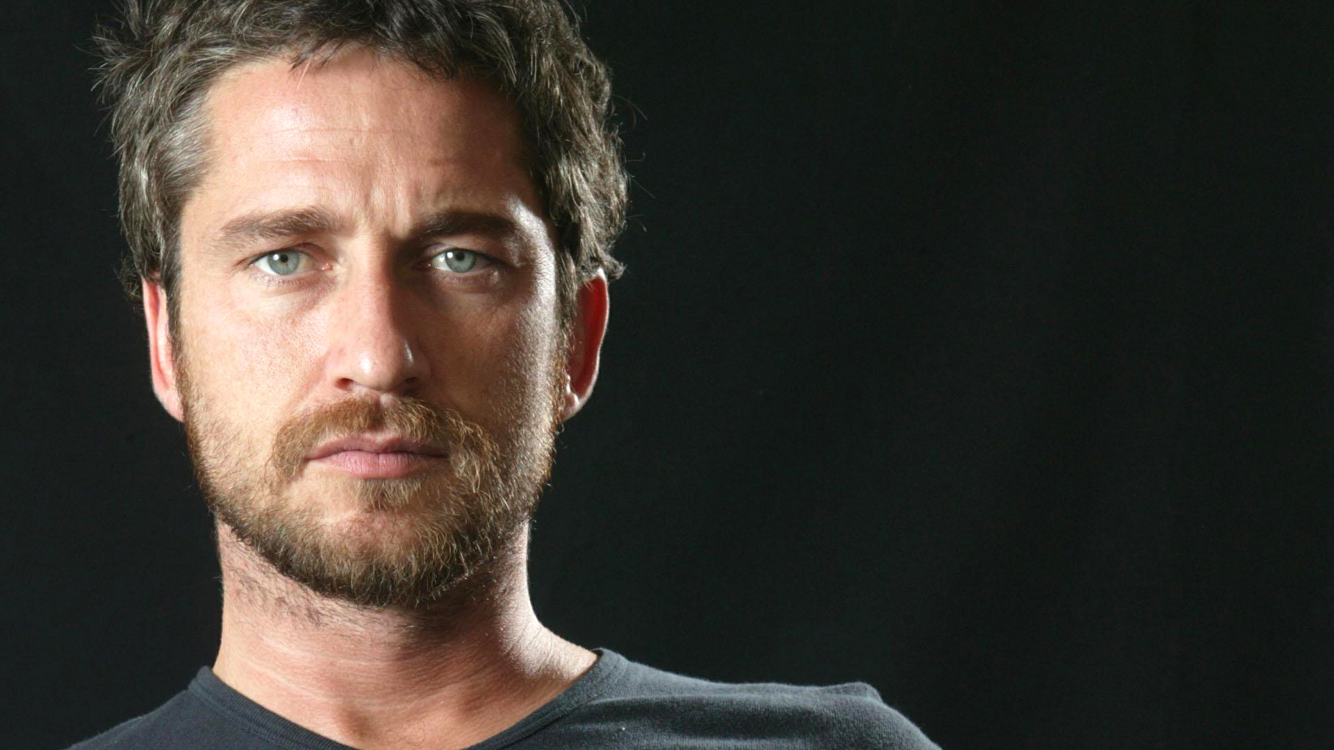 ¿Gerard Butler golpea a periodista?