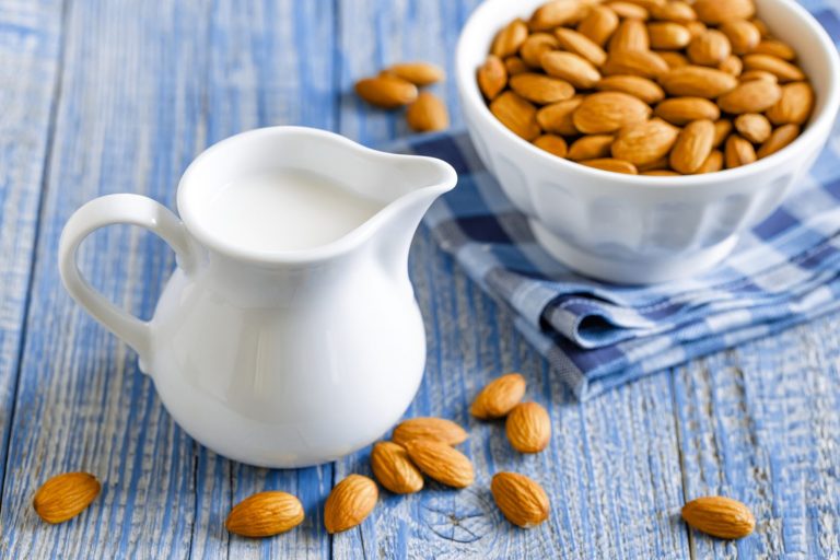¿Lo sabías? Estas son las bondades de la leche de almendras