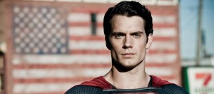 Henry Cavill pasea por la calle, ¡y nadie se da cuenta!