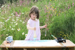 Niña de seis años vende sus cuadros a artistas de Hollywood