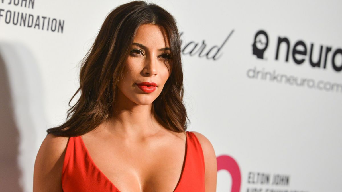 Kim Kardashian cambia su look en medio de la noche
