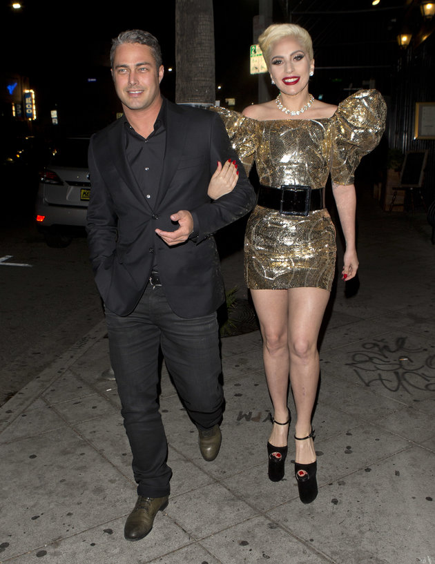 La cumpleañera, Lady Gaga junto a su novio.