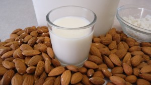 Combate las arrugas con esta mascarilla de almendras y leche