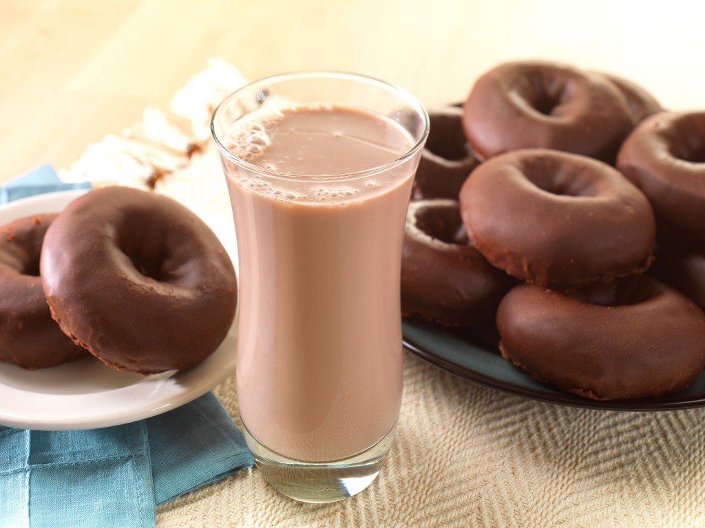 Para ese antojo dulce, la leche con chocolate es la opción porque tiene potasio, lo que ayuda a aliviar calambres musculares en caso de estrés. Si quieres una versión más saludable, que la leche sea semidescremada y el chocolate puedes cambiarlo por cacao.