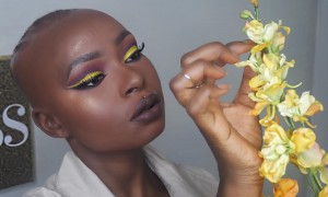 ¿Imaginas que ella tiene su cara quemada? Mira su habilidad en el maquillaje