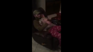 Esta tierna bebé sí sabe pedir un abrazo