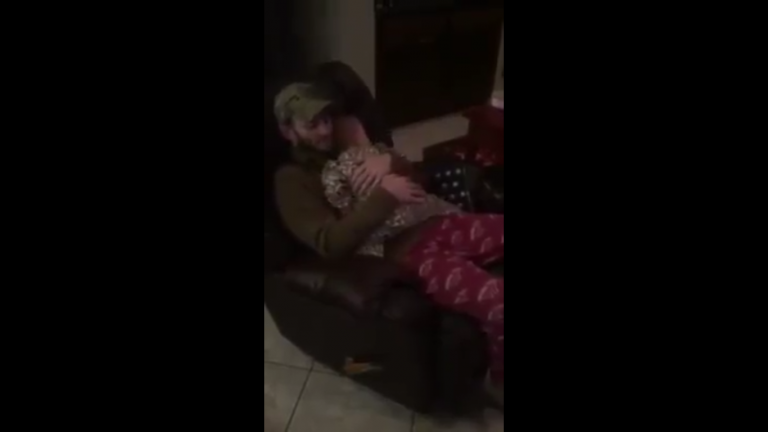 Esta tierna bebé sí sabe pedir un abrazo