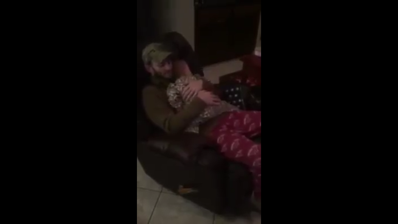 Esta tierna bebé sí sabe pedir un abrazo