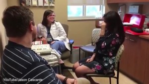 Joven escucha por primera vez y su novio le tiene una hermosa sorpresa