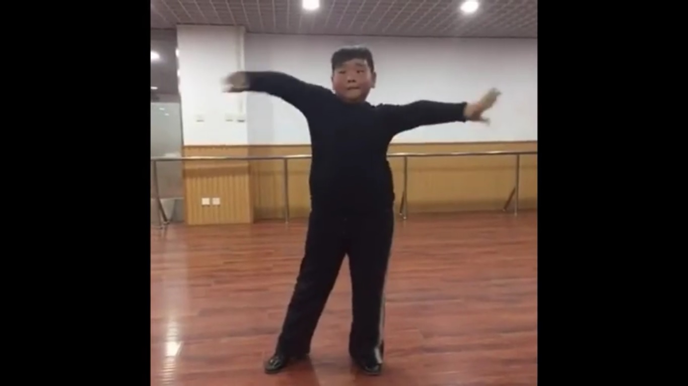 Niño se luce por su carisma e increíbles pasos de baile