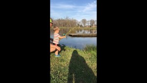 No creerás que hizo este niño con su caña de pescar de juguete