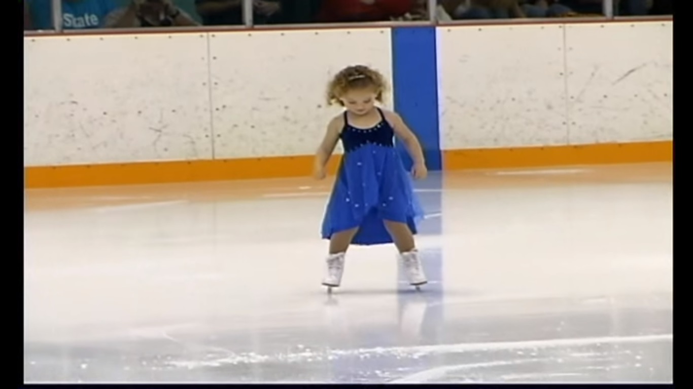Niña de 3 años se luce patinando sobre hielo
