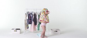 Adorables niños se visten solos por primera vez