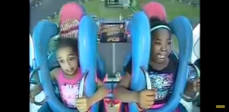 Estas niñas ponen graciosas caras en un parque de diversiones