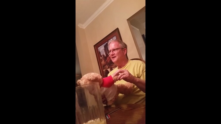Hermosa reacción de un hombre cuando supo que sería abuelo