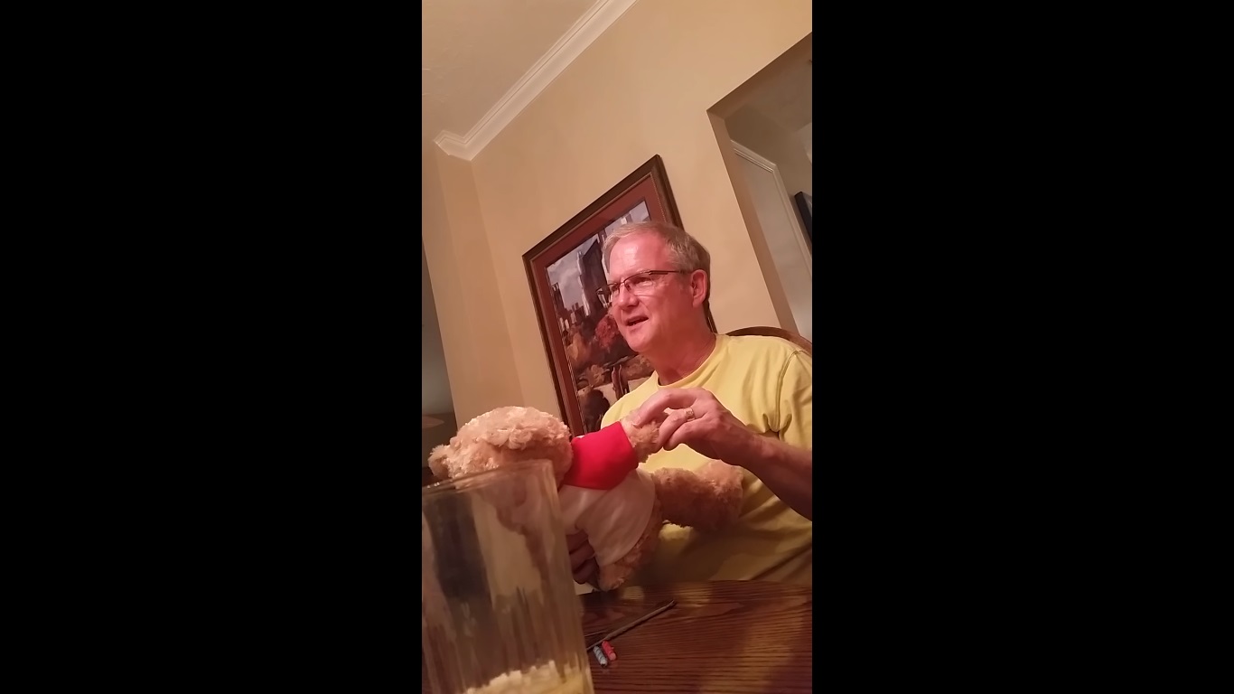 Hermosa reacción de un hombre cuando supo que sería abuelo