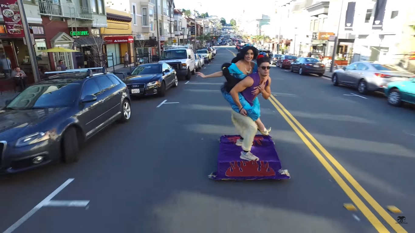 ¿Te gustaría que 'Aladdin' te paseara en su alfombra mágica?