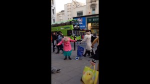 Abuelita muestras sus mejores pasos y se vuelve viral