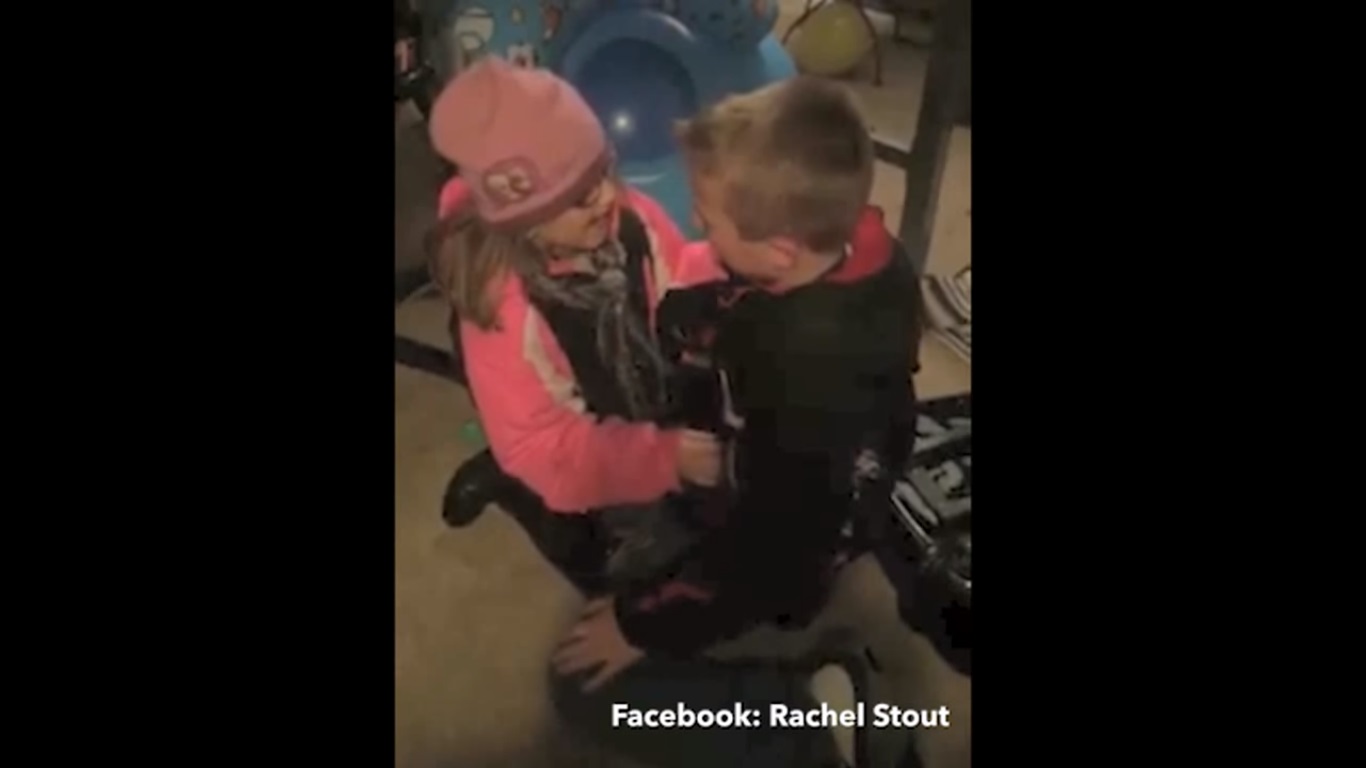 Niña emociona a todos con especial regalo para su hermano