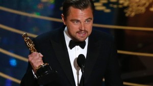 VIDEO: Mira donde dejó olvidado Leonardo DiCaprio su Oscar