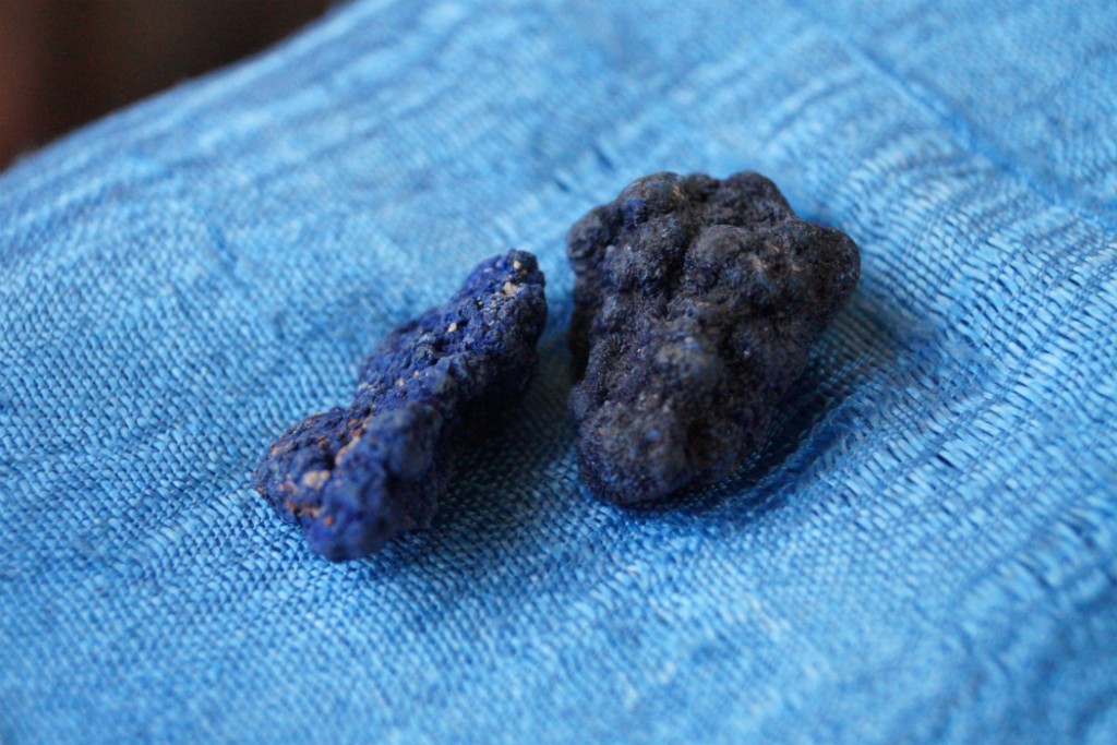 AZURITA. La azurita es una piedra con múltiples propiedades que benefician la salud mental y el bienestar emocional, ayuda a la transformación espiritual y a la comunicación; es recomendable para la meditación.