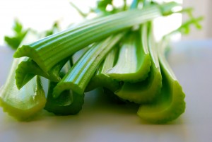 Descubre las maravillas que puede hacer el apio con tu cabello