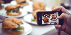 ¿Fotografiar la comida la hace más rica?
