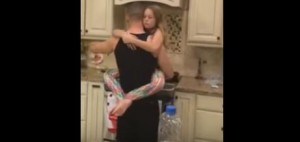 Padre e hija bailan tiernamente mientras preparan el desayuno