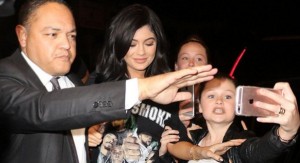 Este mal gesto de Kylie Jenner hacia una niña la tiene en medio de la polémica