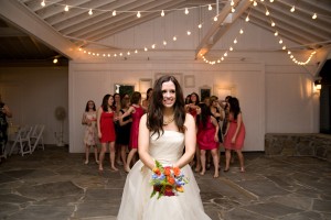 ¡Nadie se lo esperó! Mira en qué terminó este lanzamiento de ramo de una novia