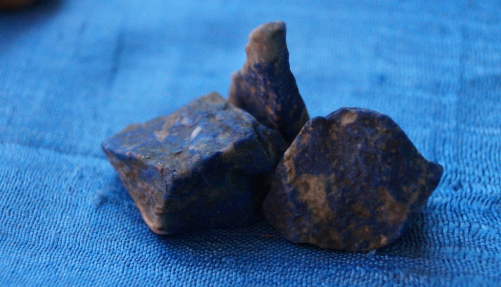 LAPISLÁZULI. Actúa sobre el chakra del entrecejo, pues desbloquea las emociones y libera la intuición. Considerada como la piedra del poder, sabiduría y realeza. Proviene de la mitología de los egipcios al creer que usando este cristal era posible conectarse con los dioses.