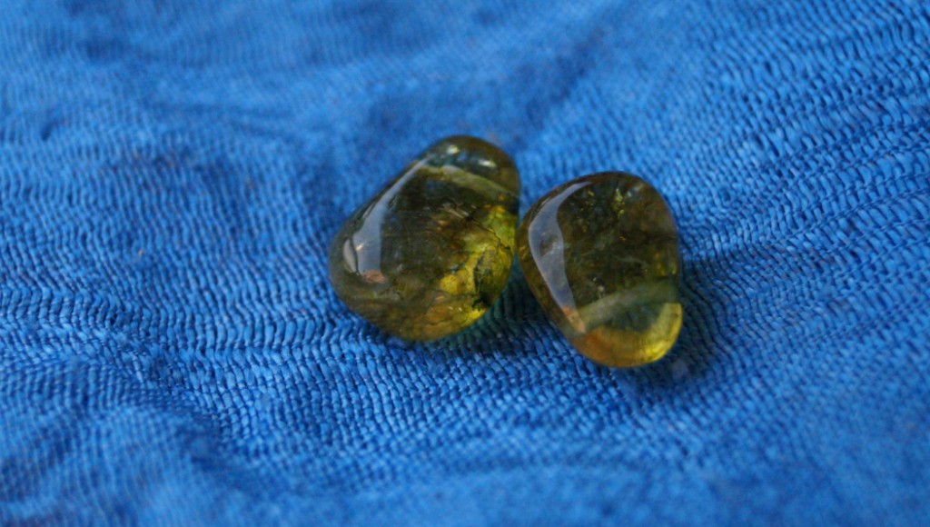 PERIDOTO. Es una piedra protectora del aura tiene un poderoso efecto limpiador, libera y neutraliza las toxinas a todos los niveles, purifica los cuerpos físicos. Abre, limpia y activa los chakras del corazón y el plexo solar. En el plano emocional el peridoto ayuda a reconocer aspectos de la vida personal.