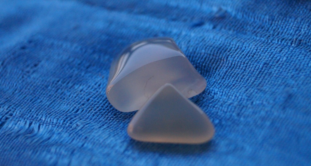 PIEDRA LUNA. Es un cristal ideal para calmar nuestros nervios, serenar nuestro espíritu y mente. Evita que nos dejemos arrastrar violentamente por algún suceso y que seamos capaces de adaptarnos relajadamente a la nueva situación. Su energía permite armonizarnos.