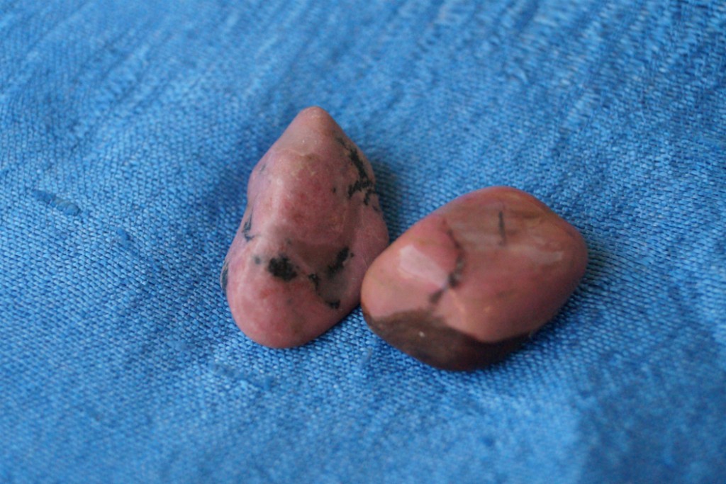 RODONITA. La Rodonita es muy utilizada para combatir el estrés y estados ansiolíticos provocados por éste. Estimula, aclara y activa el corazón y el chakra del corazón. Equilibra el yin con el yang.