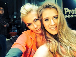 Blu, la hija de María Alberó, se luce en el pole dance