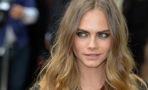 Cara Delevingne muestra las marcas que tiene producto de una enfermedad a la piel