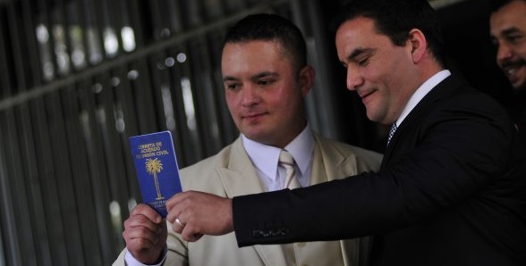 Carabinero firmó acuerdo de unión civil con pareja del mismo sexo ❤