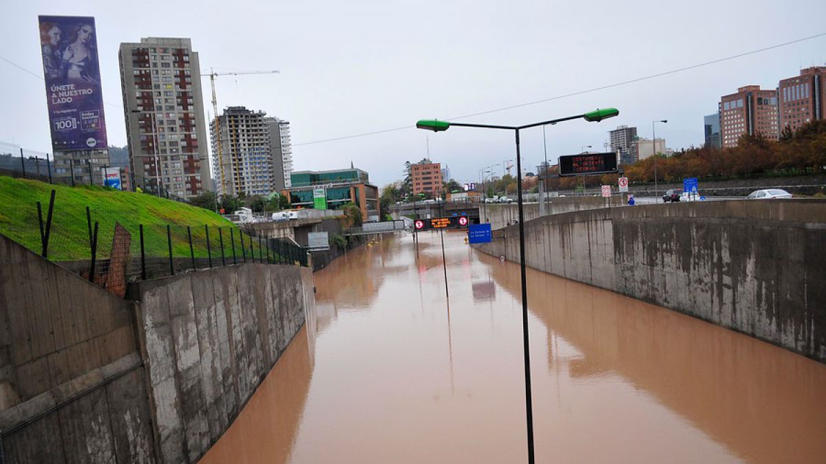 Mira el polémico piquero de joven chileno en autopista inundada