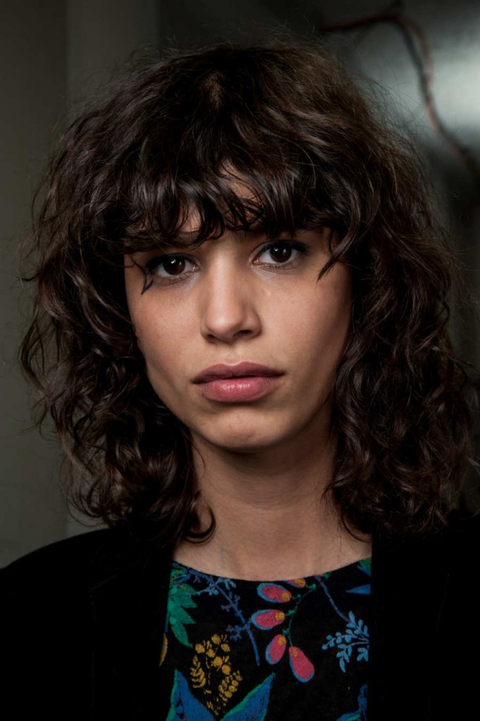 Uno de los grandes mitos es que la cabelleras crespas no pueden usar flequillo, pero los especialistas recomiendan mantener su forma y nunca alisarlo. 