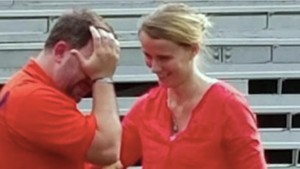 ¡Emocionante! Él perdió sus piernas en la guerra y su esposa le dio un gran regalo