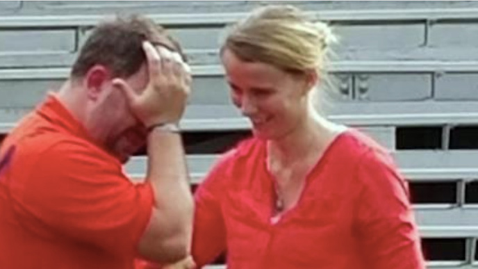 ¡Emocionante! Él perdió sus piernas en la guerra y su esposa le dio un gran regalo