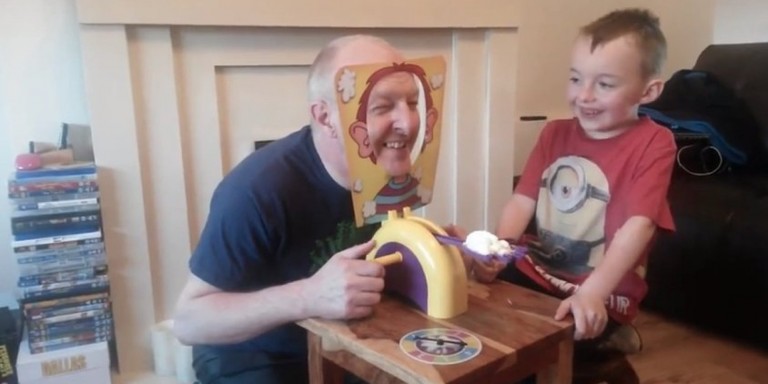 ¡Mucha risa! 185 millones de personas han visto este entretenido juego entre un abuelo y su nieto