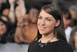 Mayim Bialik desmintió rumores sobre gesto solidario de sus compañeros de elenco
