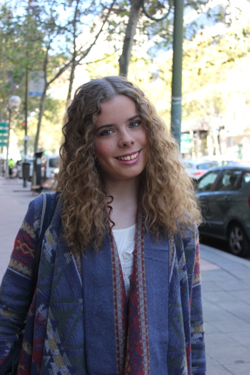 Nadie dijo que las melenas, son exclusivas para las lisas. Para llevar bien una melena crespa recomienda: "Mojar el cabello o humedecerlo cada mañana, ya que por la noche los rizos pierden forma"