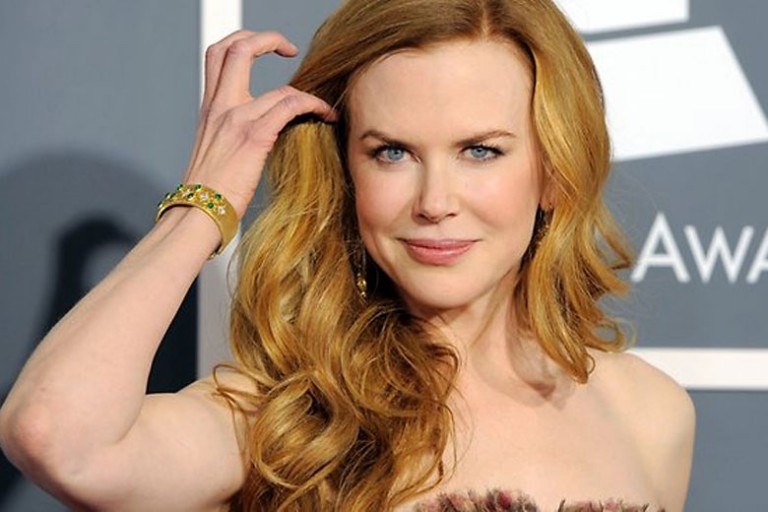 ¿Se le pasó la mano con el Photoshop? Nicole Kidman protagoniza comentada portada de revista